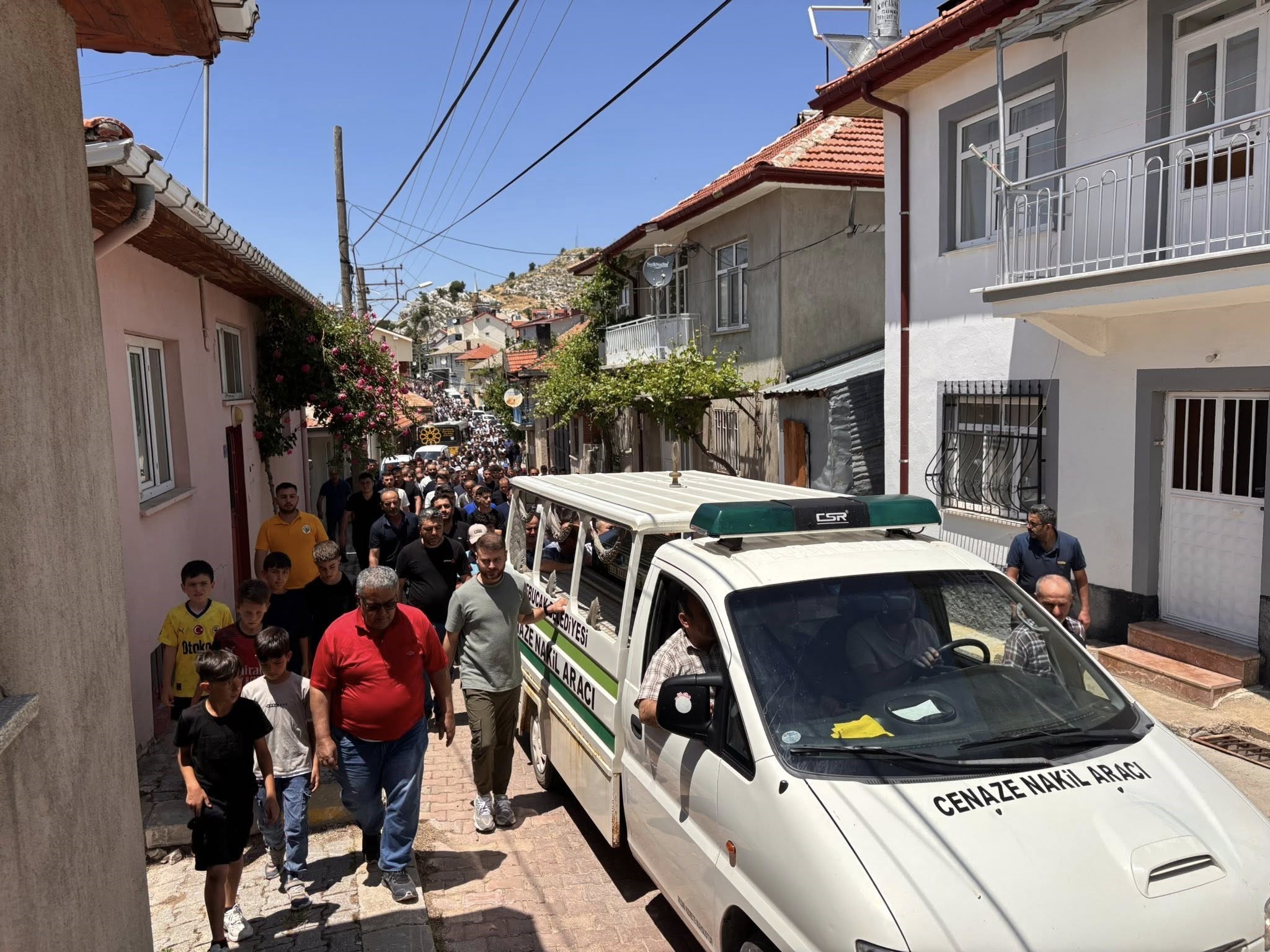 Konya'da kayıp kurbanlığını ararken hayatını kaybeden genç toprağa verildi