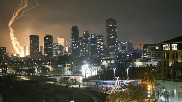 İran İsrail'e füze yağdırıyor:  Tel Aviv'de şiddetli patlamalar