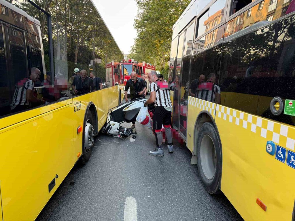 istanbul'da aynı yerde iki İETT otobüsü kazası: Motosiklet altında kaldı, bir aileye arkadan çarptı