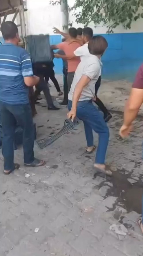 Pazarda alışveriş kavgası meydan savaşına döndü (TIKLA-İZLE)