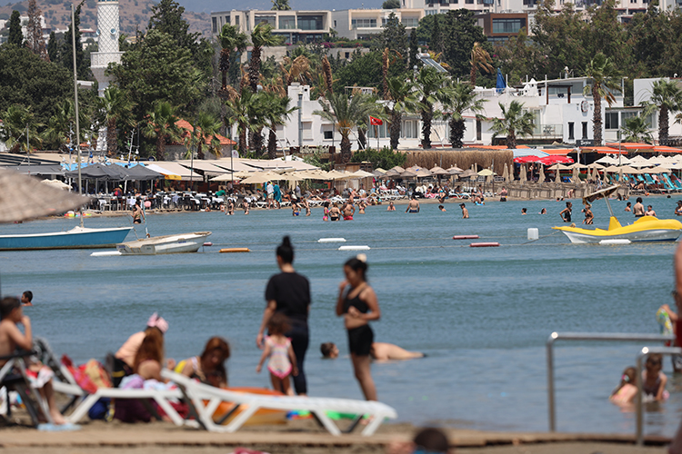 Bodrum ve Kemer sahillerindeki hareketlilik sürüyor
