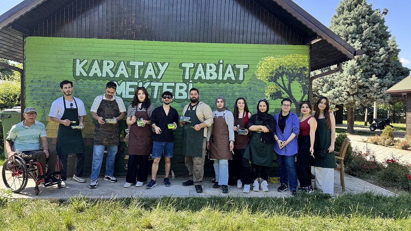 Üniversite öğrencileri Konya'da okul duvarlarını renklendiriyor