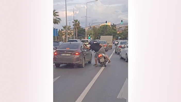 Tartışma büyüdü: Motosikletli sürücü otomobile vurdu (VİDEOLU)