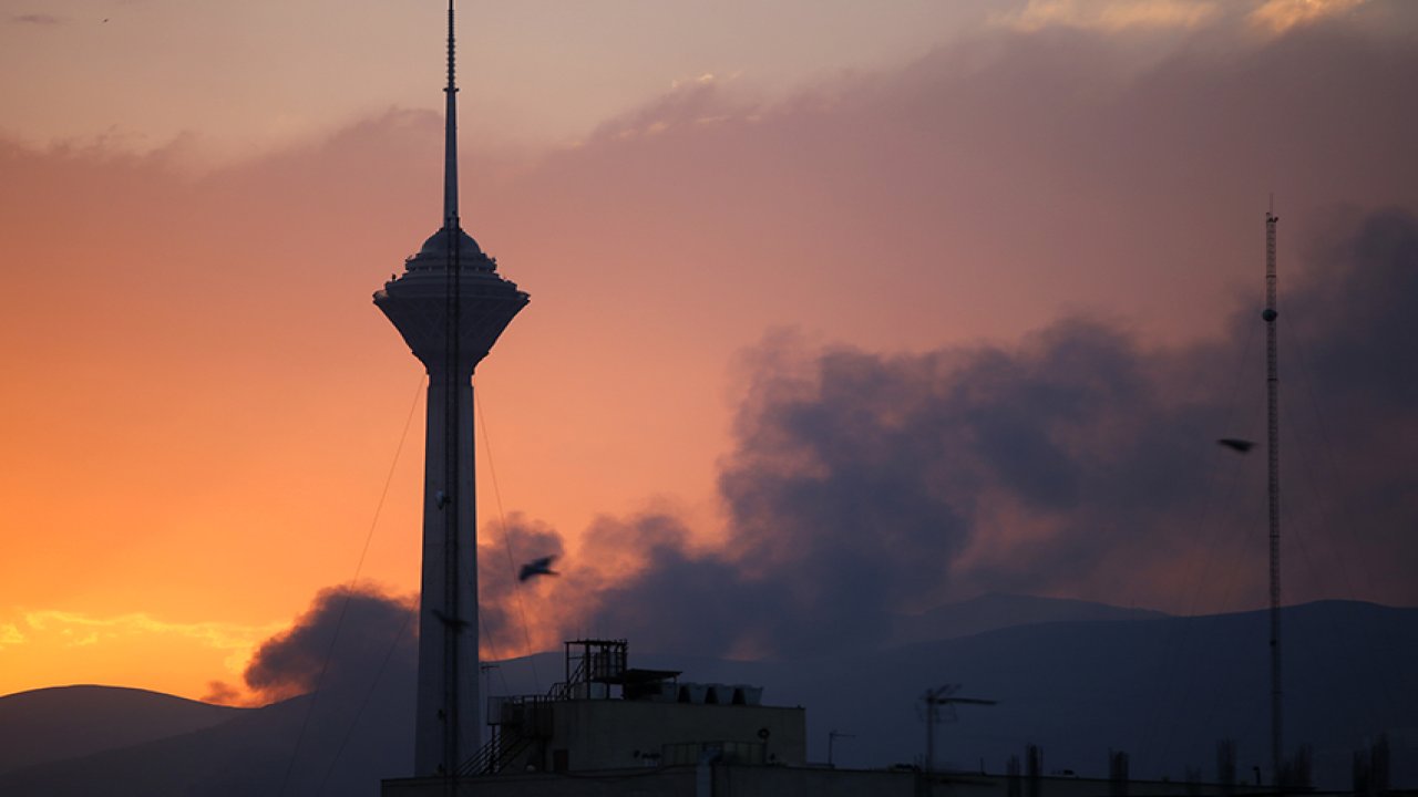 İsrail, İran devlet televizyonu binasını vurdu! İşte o anlar