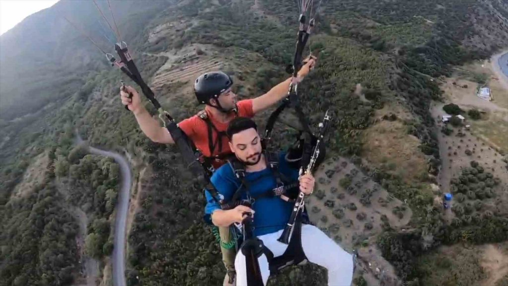 Yamaç paraşütünde klarnet çaldı