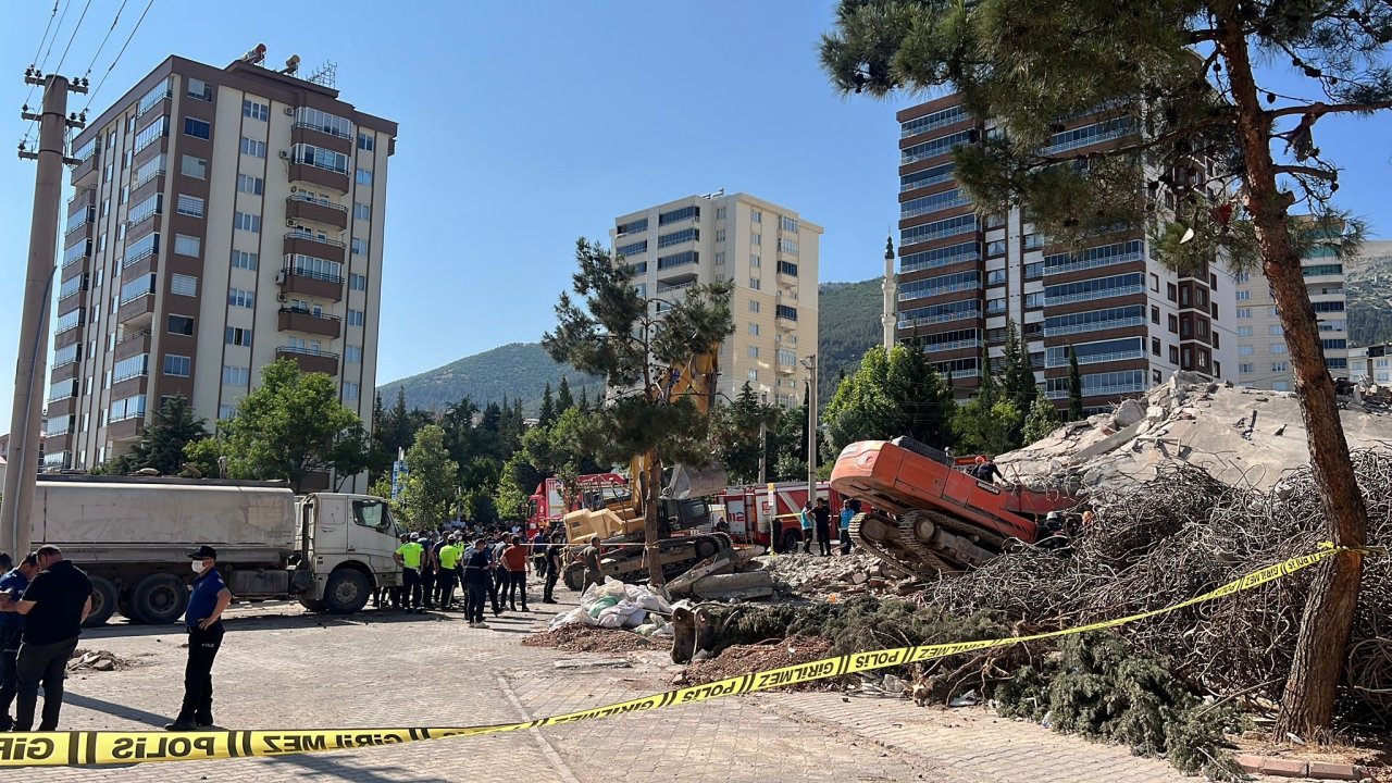Kahramanmaraş'ta enkaz altında kalan kepçe operatörünün cansız bedenine ulaşıldı