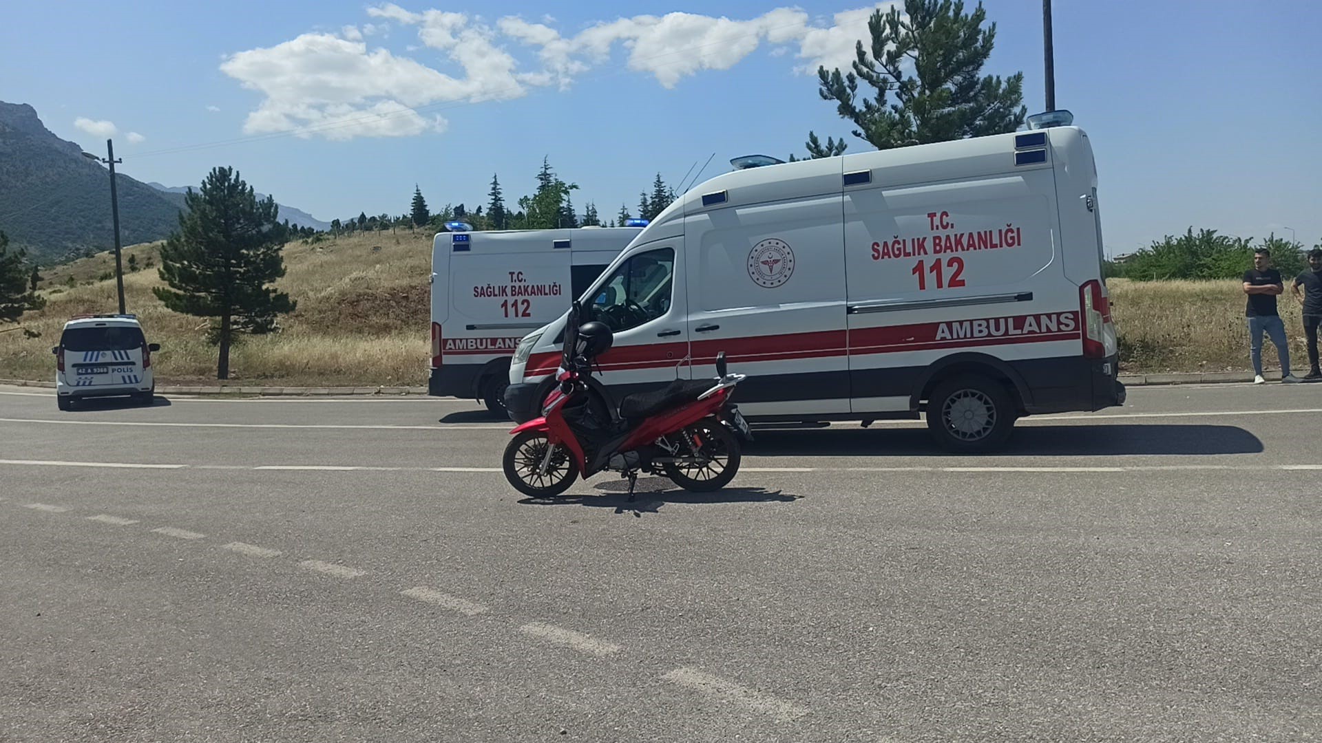 Konya’da virajı alamayn motosiklet devrildi: 2 yaralı