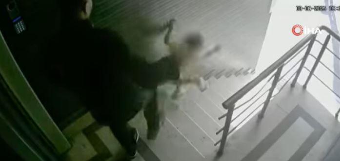 Cani babanın tekme attığı çocuğu ağır yaralandı