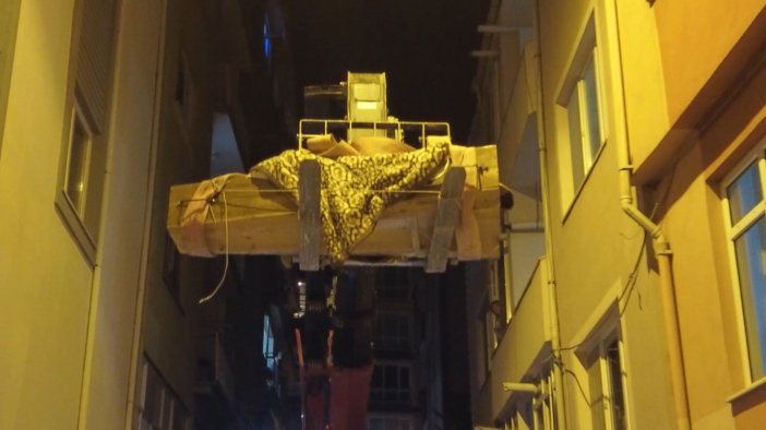 165 kiloluk vatandaşın cenazesi vinç yardımıyla çıkarılabildi