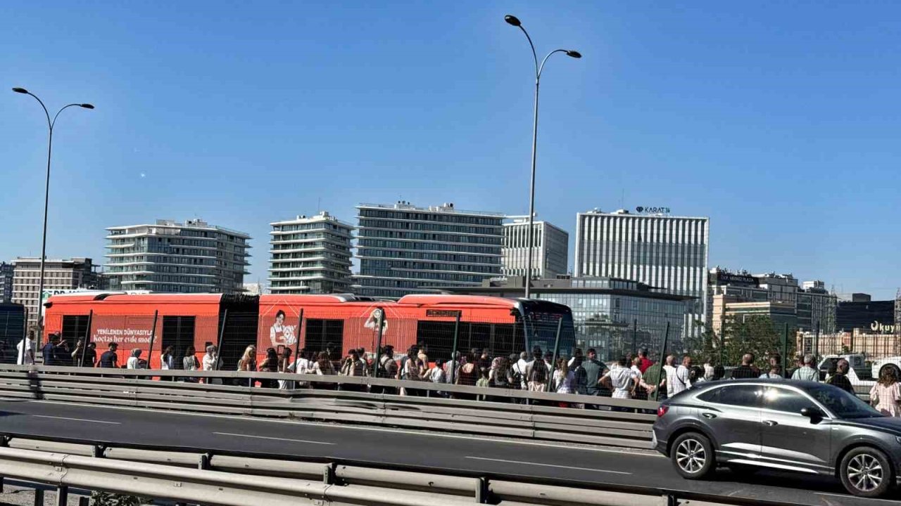 Küçükçekmece’de metrobüste yangın paniği