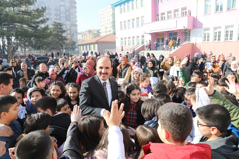 Başkan Altay'dan karnelerini alan çocuklara davet
