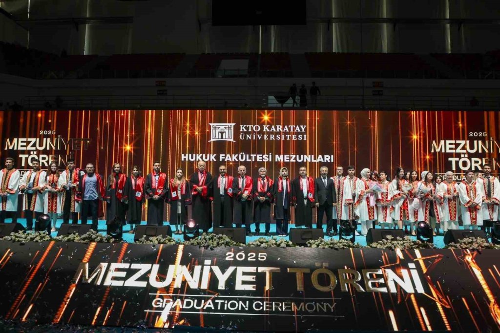 Konya'daki üniversite 13'ncü dönem mezunlarını uğurladı