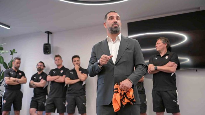 Arda Turan, yeni takımı Shakhtar Donetsk’te futbolcularla tanıştı