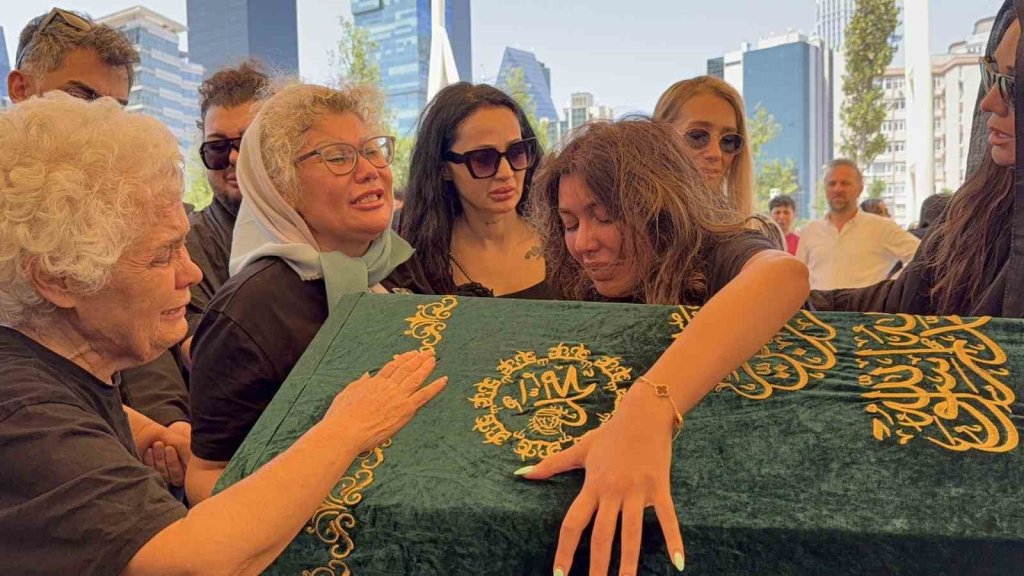 Ailesinin hali yürekleri burktu: Nihal Candan toprağa verildi