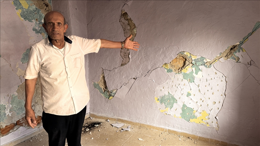 İzmir'de tünel inşaatı nedeniyle evleri zarar gören mahalle sakinleri çözüm istiyor