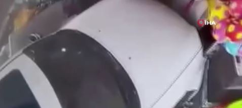 Otomobil kırtasiye dükkanına daldı (VİDEOLU)