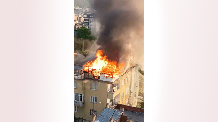 5 katlı binanın çatı katı alevlere teslim oldu