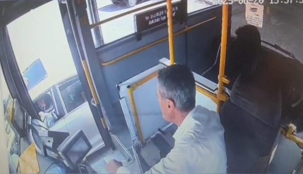 Otobüs şoförüne direksiyon başında silahlı saldırı (VİDEOLU)