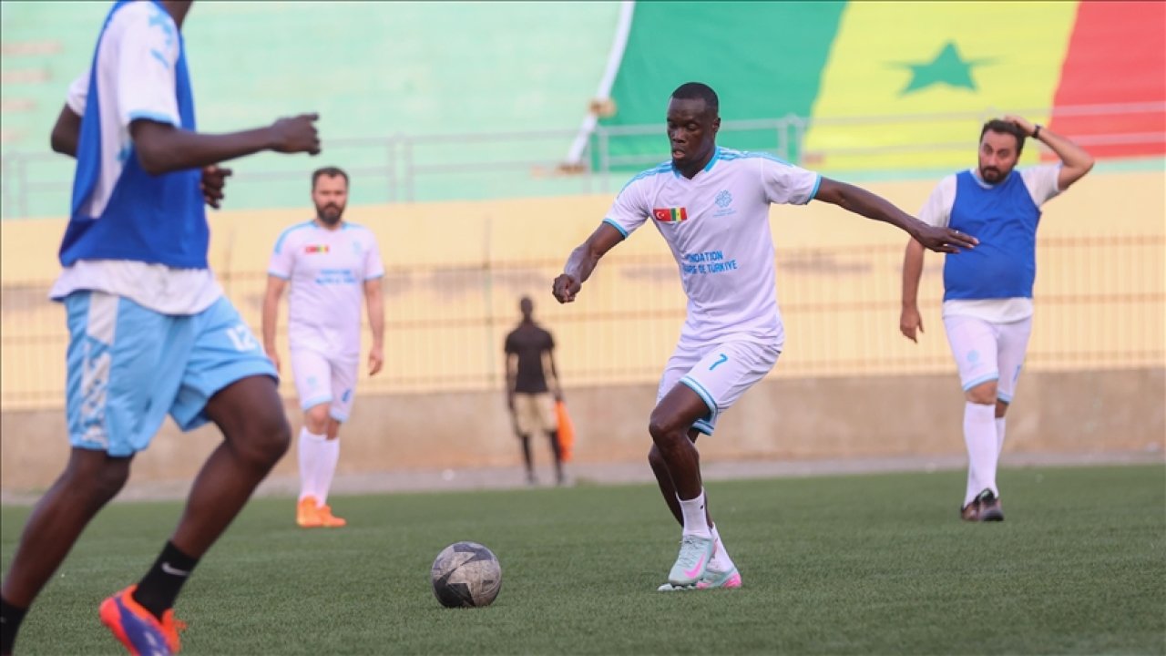 Senegalli futbolcular, Senegal Maarif Okulu öğrencileriyle maç yaptı