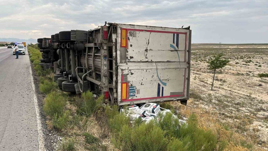 Konya'da TIR devrildi: Un torbaları etrafa saçıldı