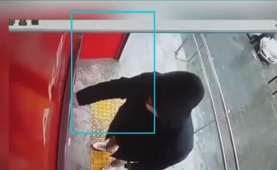 ATM önlerinde vatandaşları böyle dolandırdılar ( VİDEOLU)