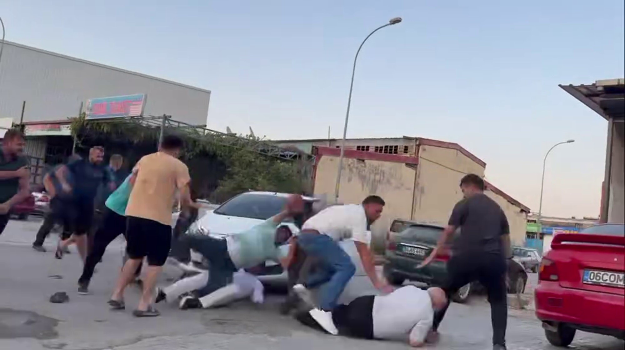 Önce kaza yaptılar sonra tekme tokat kavga ettiler