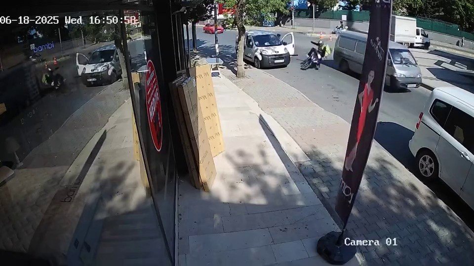 Kapı açıldı, yola savruldu