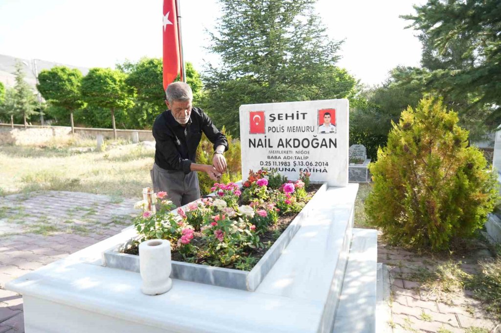 Rüyasını gördü, başladı: 19 yıldır karşılıksız mezarlık bakımı yapıyor