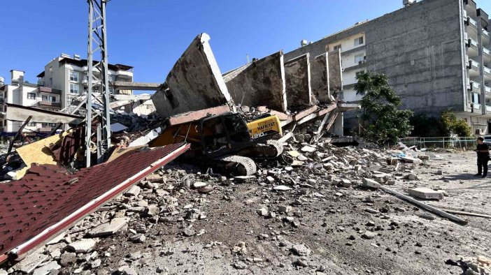 Yıkım esnasında 7 katlı bina kepçenin üzerine devrildi: O anlar kamerada