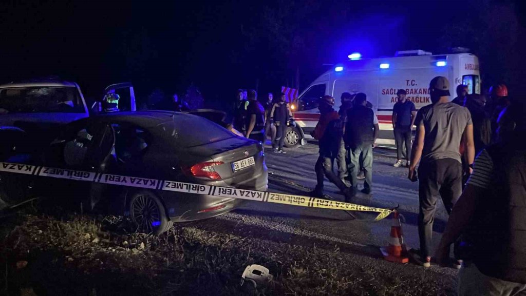 Ters yöne girdi, otomobille çarpıştı: Ölü ve yaralılar var