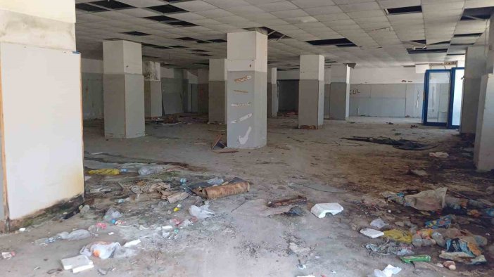 Alkol alırken tartıştığı arkadaşını boğazından bıçaklayarak öldürdü