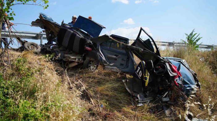 Feci kazada otomobil ikiye bölündü: 5 ölü, 1 yaralı