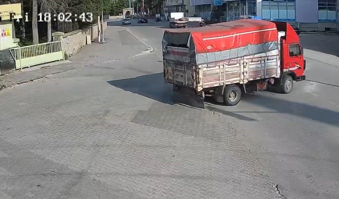 Konya'da açık kamyonet kasası kapağı yüzünden 15 yaşındaki kızın hayatını kaybettiği kaza kamerada