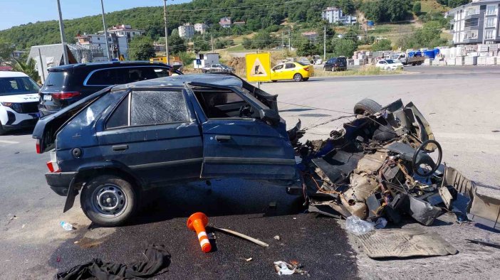 Otomobilin ön bölümünün ayrıldığı kaza güvenlik kamerasında