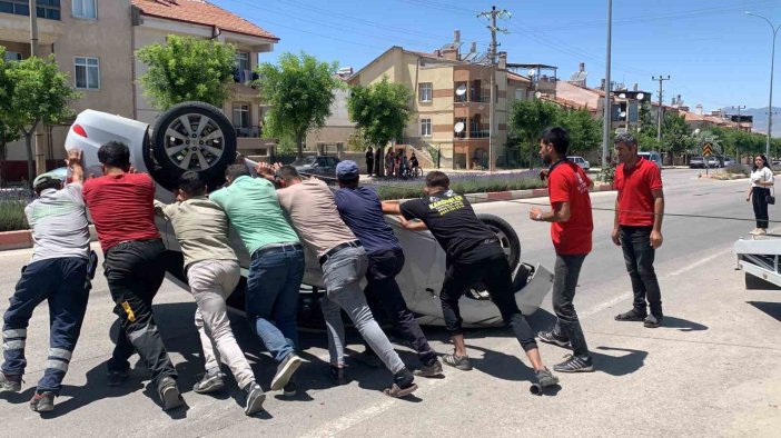 Ters dönen otomobili vatandaşlar döndürdü