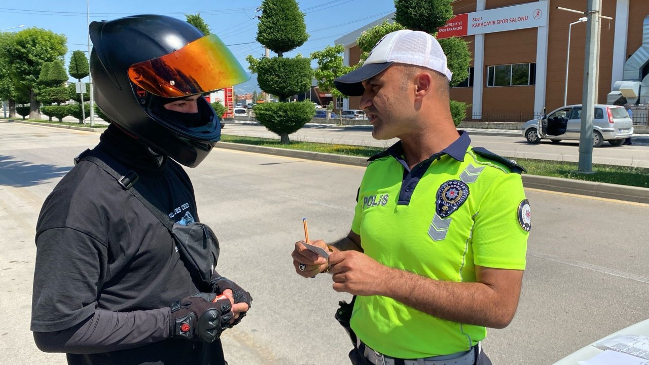 Tehlikeli motosiklet kullanıp paylaşan genç sürücüye "Polis Abi" tavsiyesi