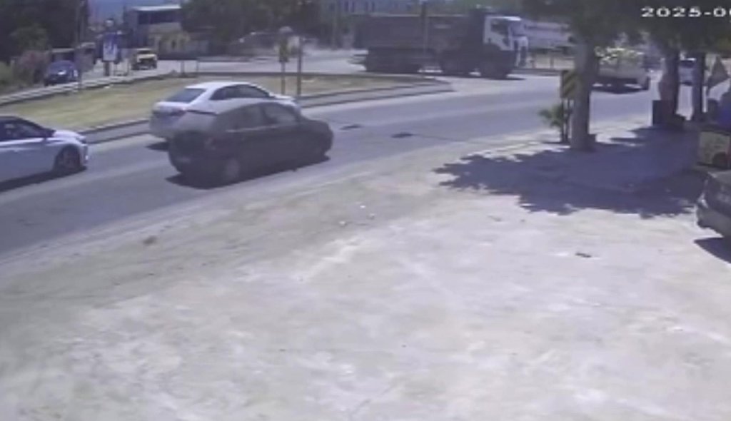 Havada metrelerce uçtu: 2 araca çarparak durabildi