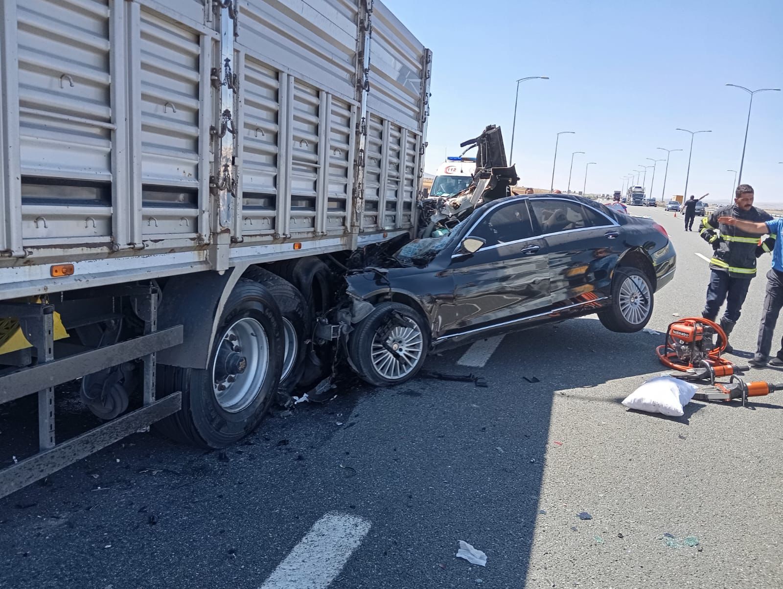 Aksaray'da park halindeki tıra çarpan otomobildeki 2 kişi öldü