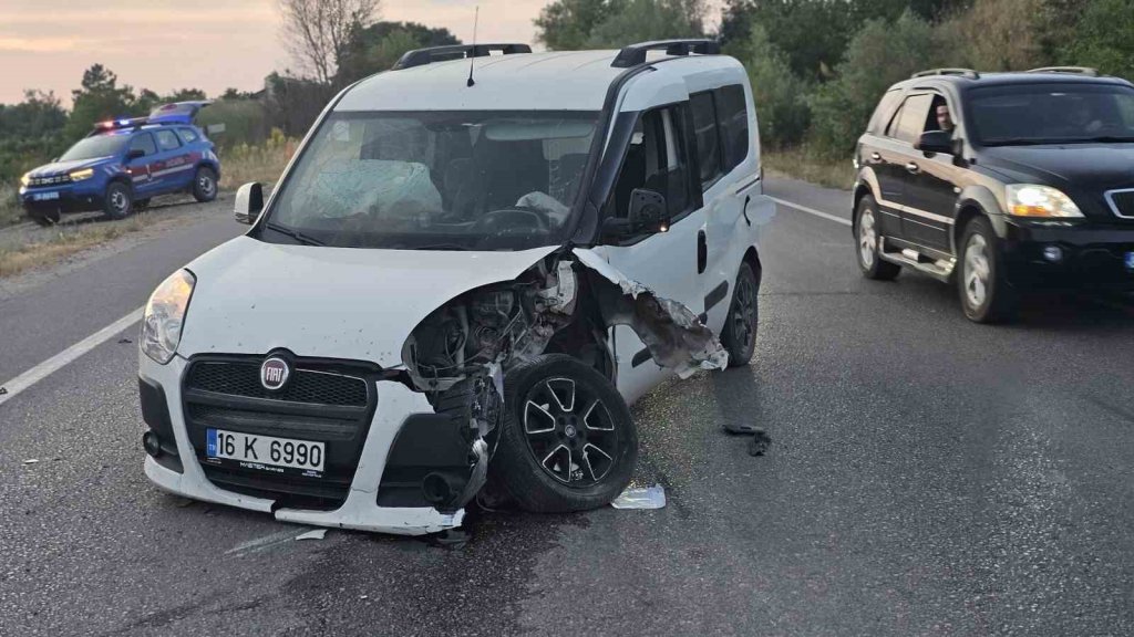 İki otomobil kafa kafaya çarpıştı: 3 yaralı