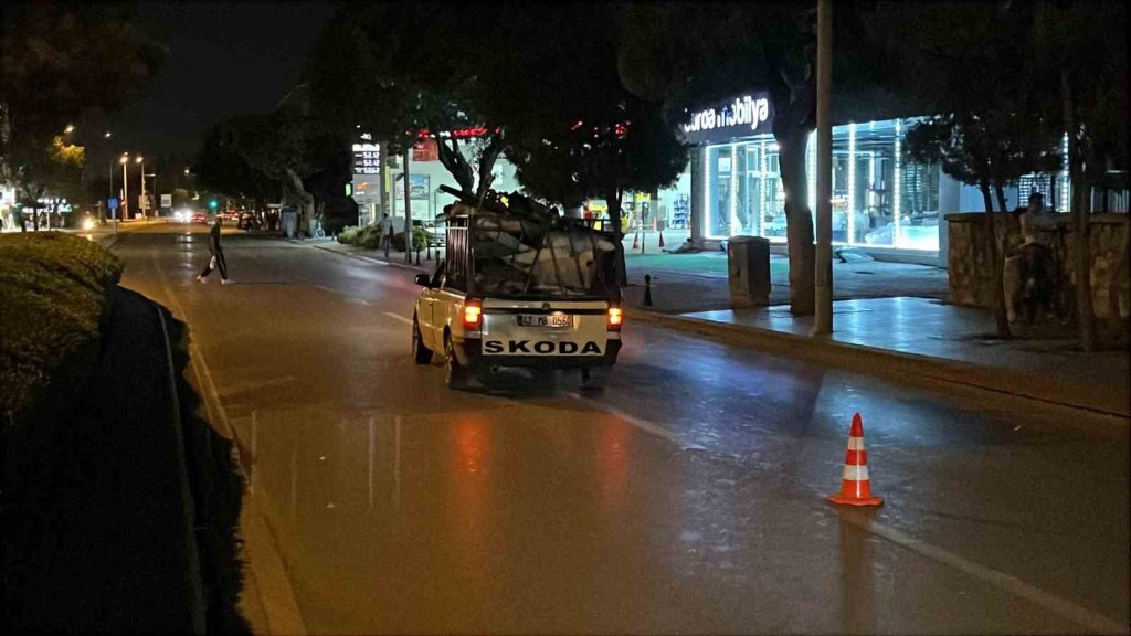 Konya'da yolun karşısına geçmeye çalışan kişiye çarptı, aracını bırakıp kaçtı