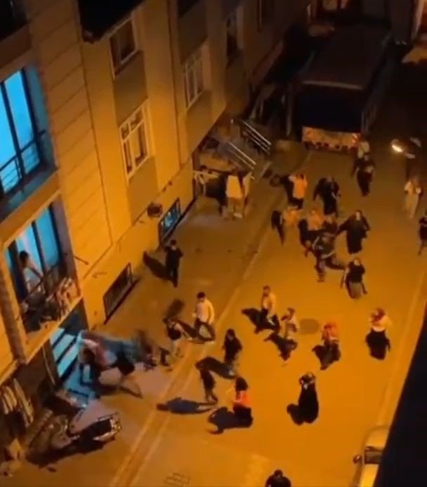 İstanbul'da iki aile arasında laf atma tartışması: Tekme ve yumruklar havada uçuştu