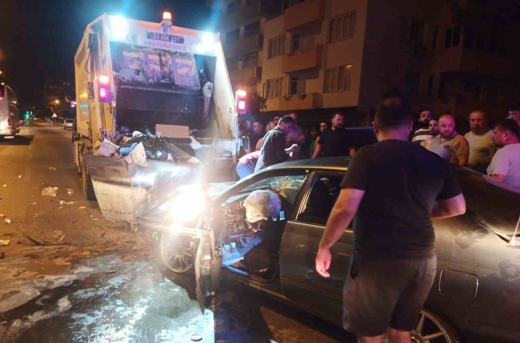 Alkollü sürücü çöp aracına çarptı: 1 ölü, 4 yaralı