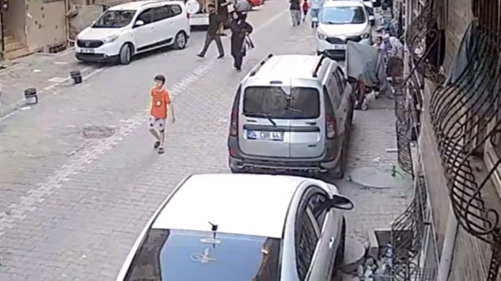 Güpegündüz sokak ortasında hırsızın hedefi oldu cebinden telefonu çalındı