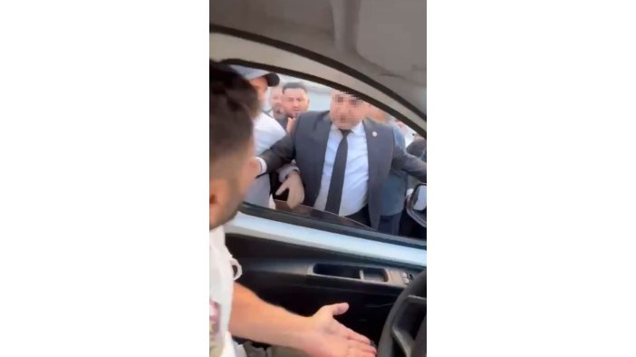 Esenyurt’ta yolu kapatan düğün konvoyuna tepki gösterince, taş ve yumrukların hedefi oldu