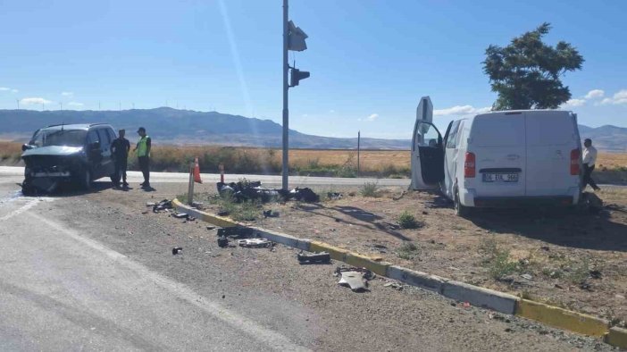 Konya plakalı hafif ticari araç ile minibüs çarpıştı: 6 yaralı