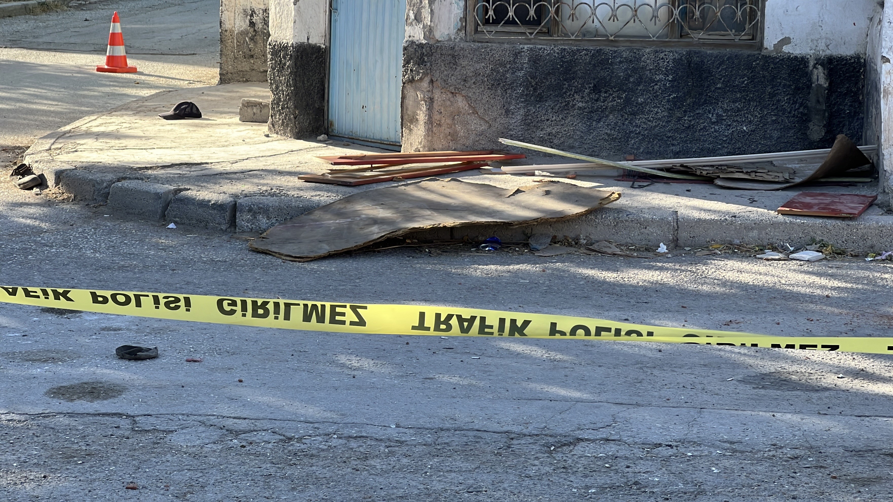 Konya'da kaldırımdan uzanan ahşap plakaya takılan motosiklet duvara çarptı!