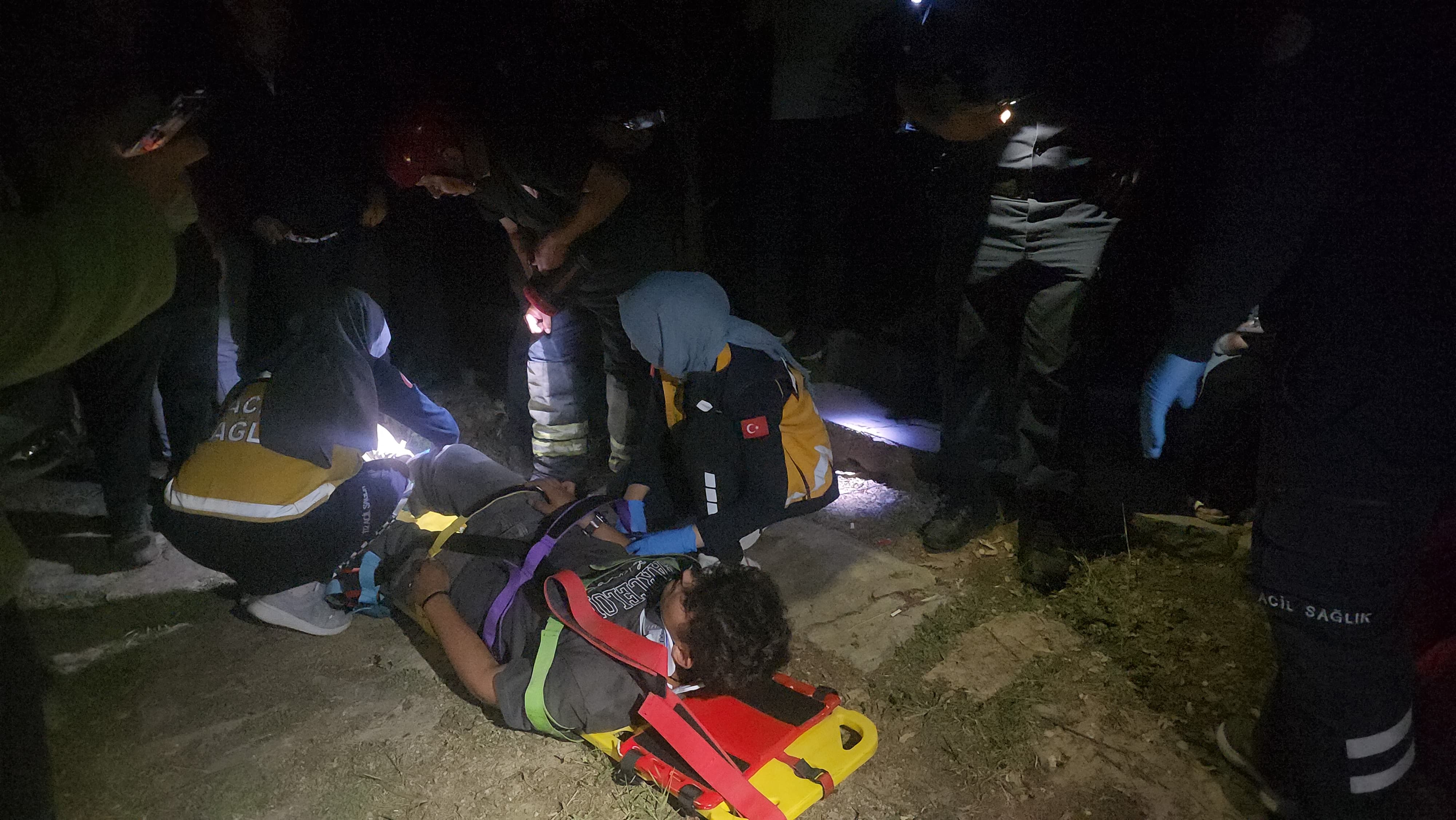 Konya'da kayalıklarda mahsur kalan 2 çocuk kurtarıldı