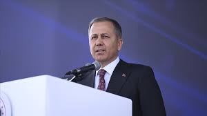 Hazreti Muhammed'in karikatür çizimini yayımlayan derginin yazı işleri müdürü gözaltına alındı