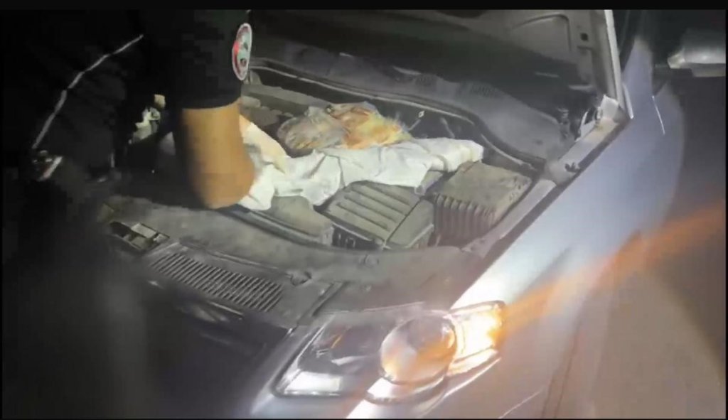 Polis uygulamasına takılan otomobilin kaputundan 2 adet kalaşnikof yakalandı