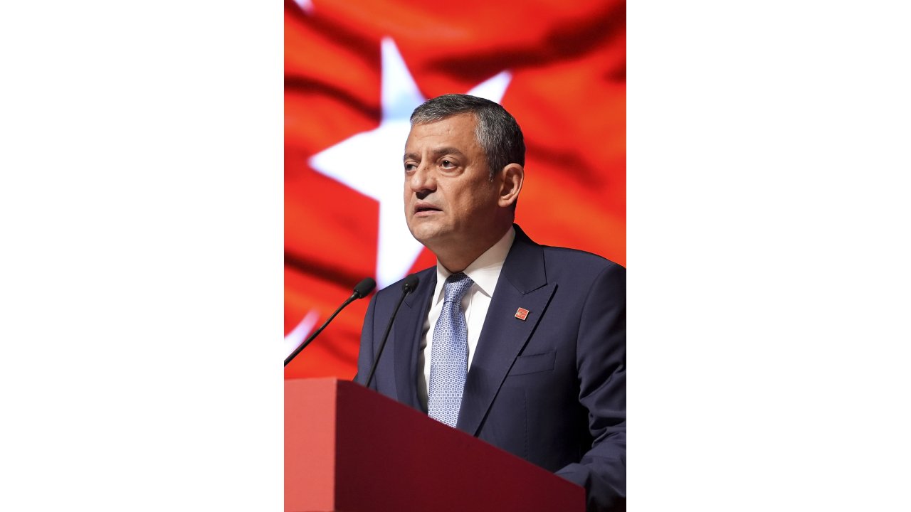 CHP yine şaşırtmadı! Özgür Özel'den "Leman" güzellemesi!